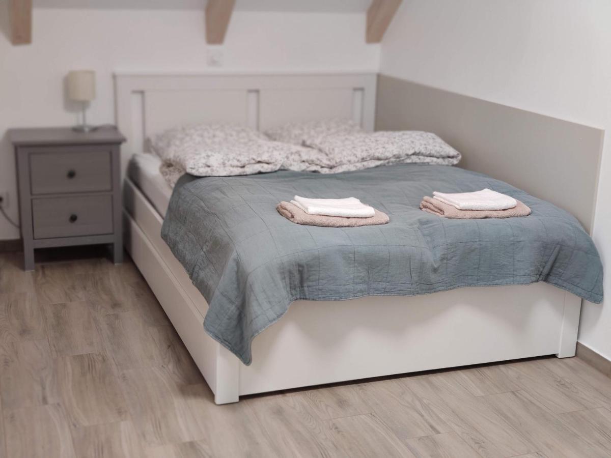 Kosbor Vendeghaz Apartment Monoszlo ภายนอก รูปภาพ