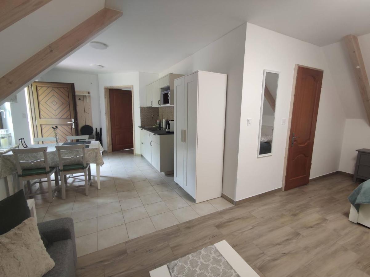 Kosbor Vendeghaz Apartment Monoszlo ภายนอก รูปภาพ