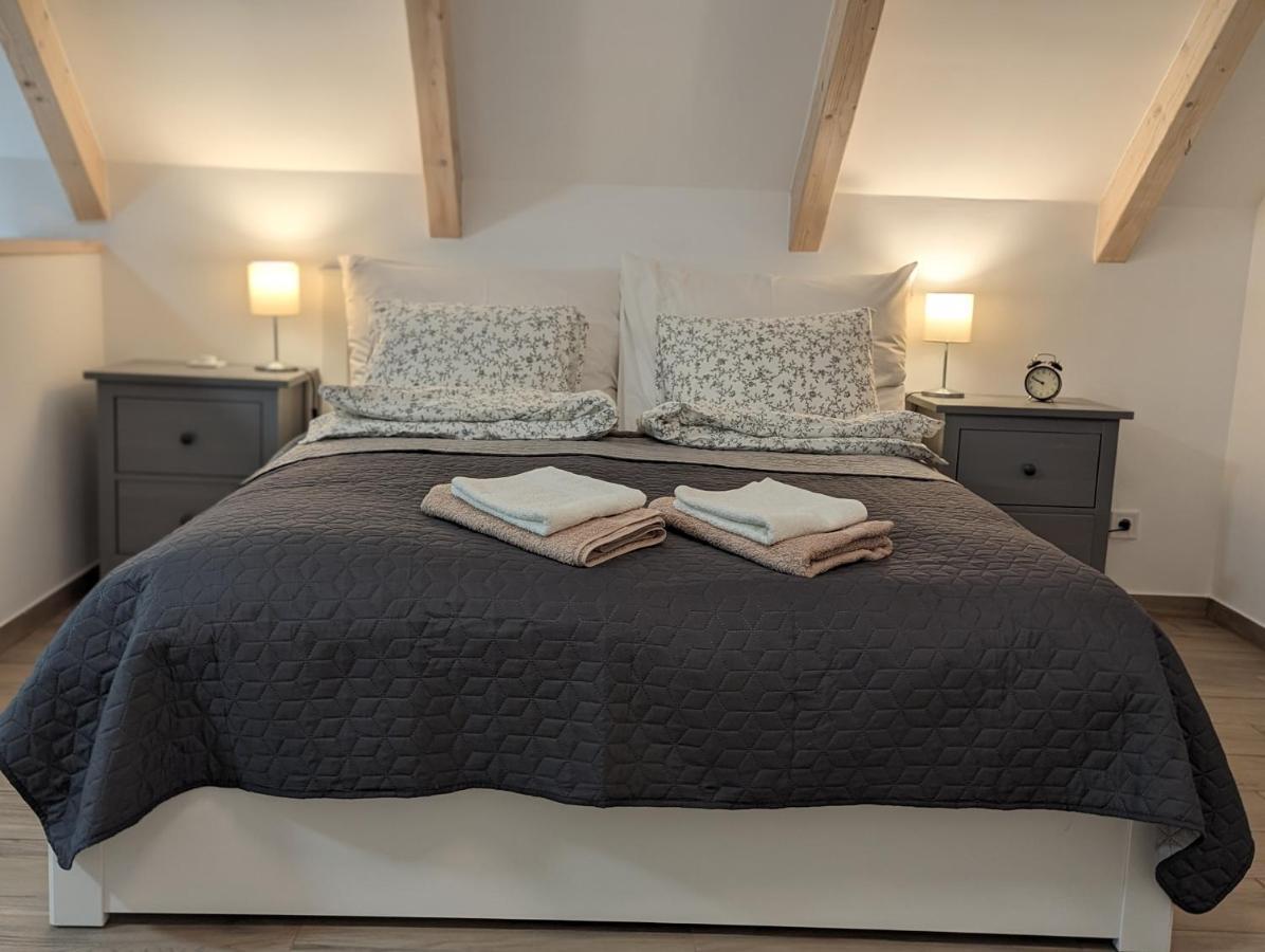 Kosbor Vendeghaz Apartment Monoszlo ภายนอก รูปภาพ