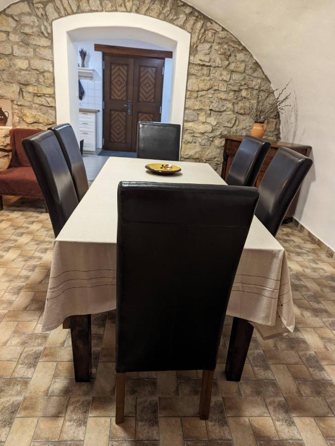 Kosbor Vendeghaz Apartment Monoszlo ภายนอก รูปภาพ