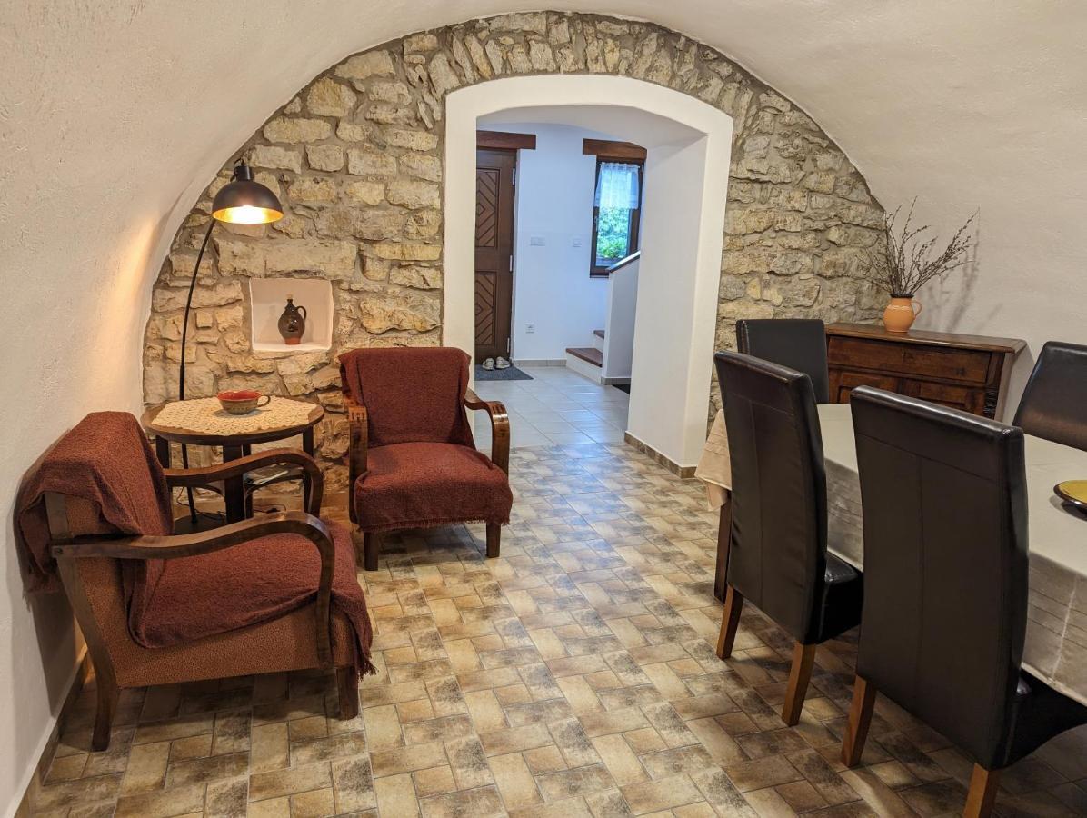 Kosbor Vendeghaz Apartment Monoszlo ภายนอก รูปภาพ