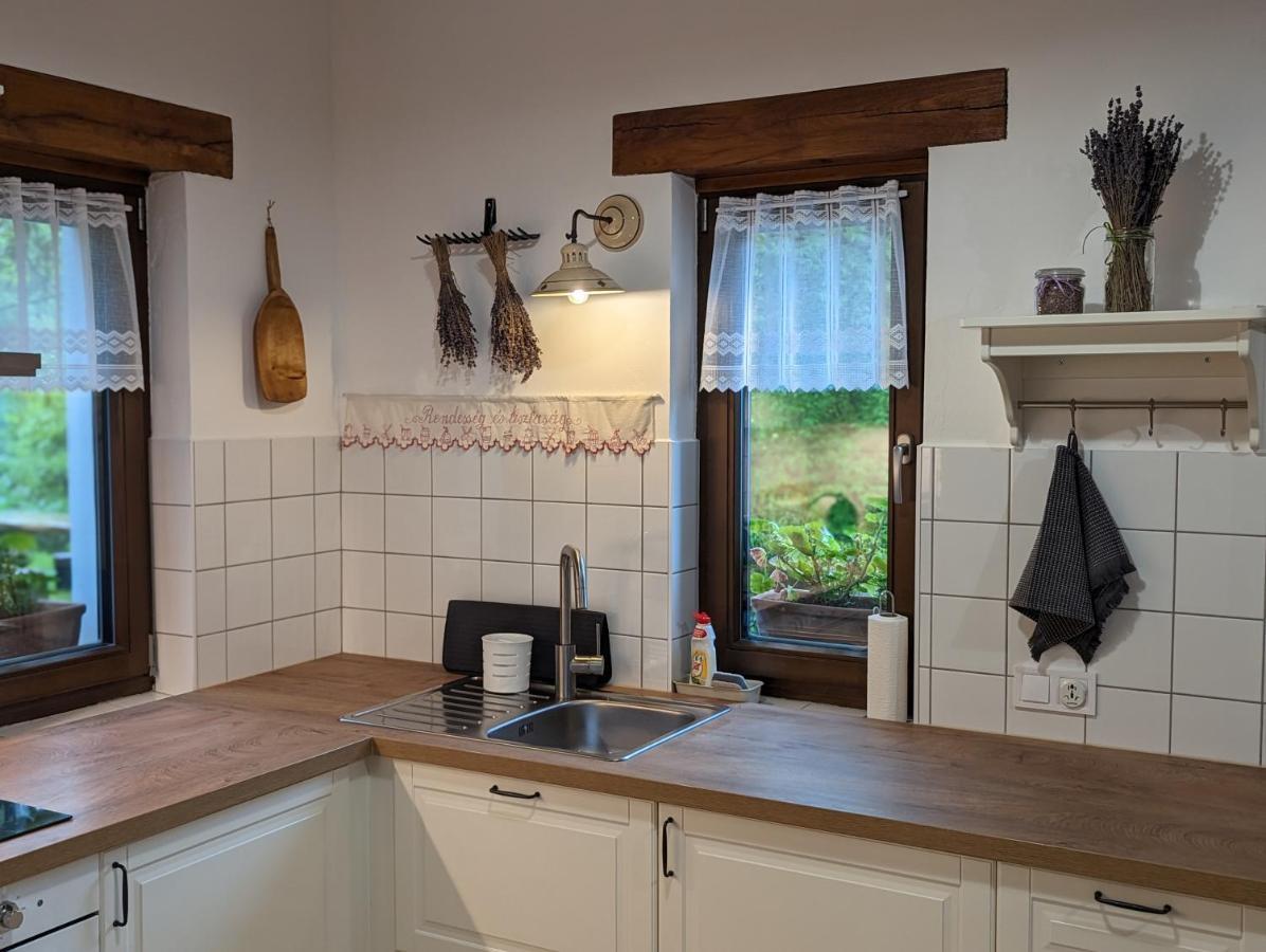 Kosbor Vendeghaz Apartment Monoszlo ภายนอก รูปภาพ