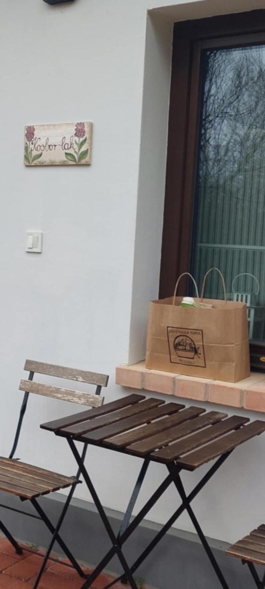 Kosbor Vendeghaz Apartment Monoszlo ภายนอก รูปภาพ